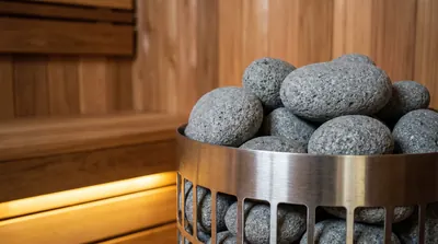 Tumpukan batu vulkanik di atas heater sauna listrik