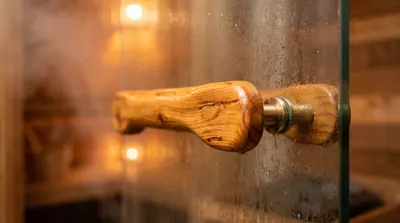 Detail gagang pintu kayu sauna buatan Kontraktor Sauna Medan
