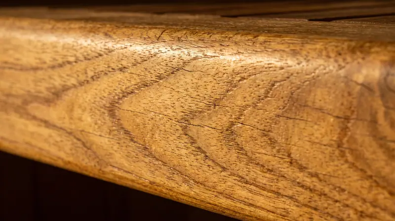 Teak (jati) — aksen & lantai tahan lembap