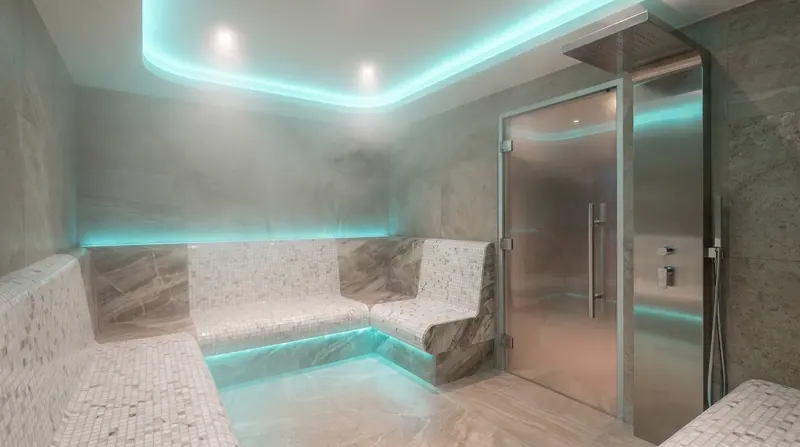 Steam room dengan finishing mozaik dan pencahayaan lembut di Medan